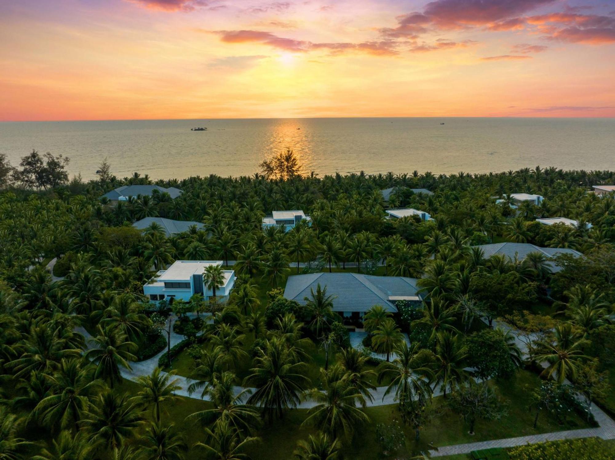 Radisson Blu Resort Phu Quoc Exterior photo Sunset over the island