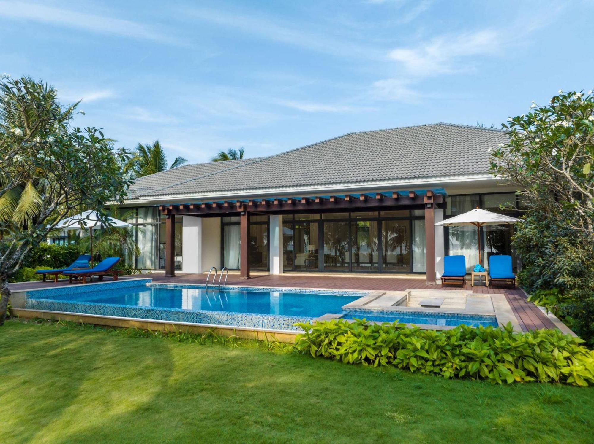 Radisson Blu Resort Phu Quoc Exterior photo A pool villa at Centara Villas Phuket Shambhala Resort and Spa