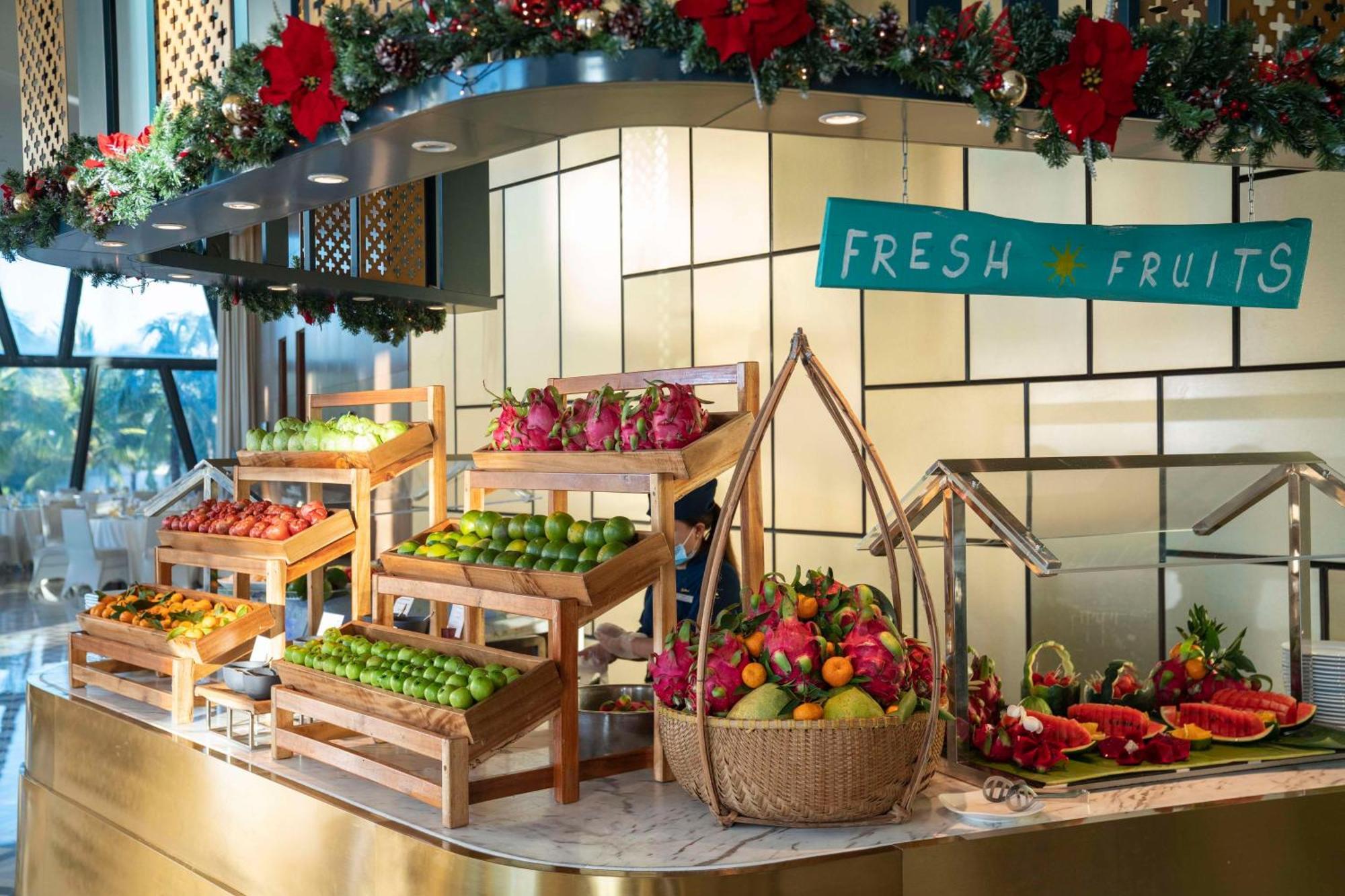 Radisson Blu Resort Phu Quoc Exterior photo A fruit display at a buffet