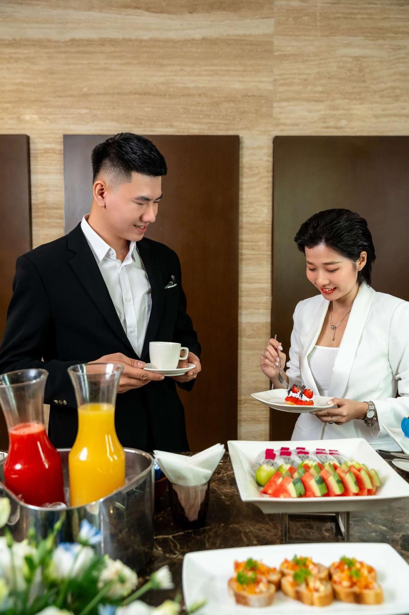 Radisson Blu Resort Phu Quoc Exterior photo A butler serving a guest