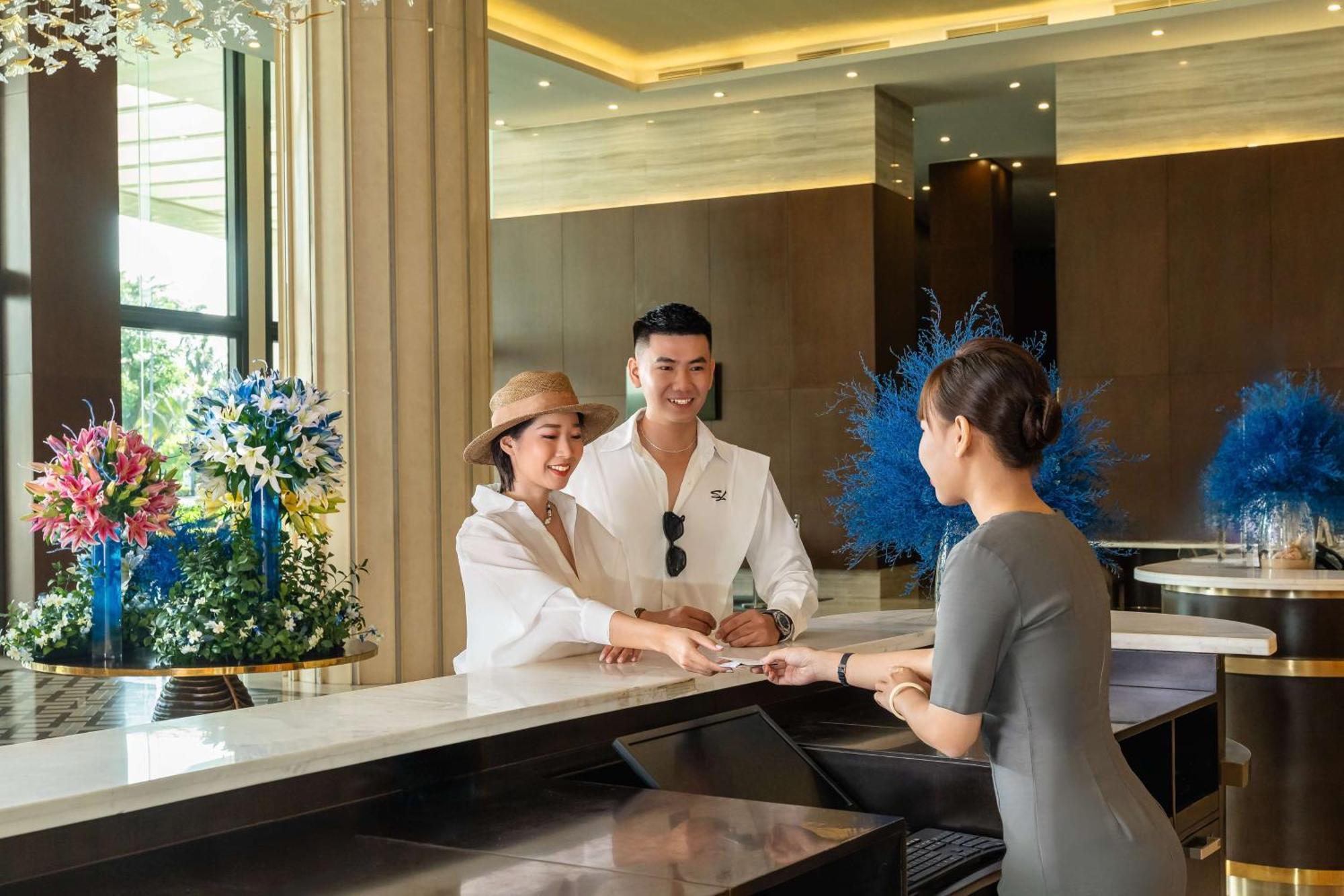 Radisson Blu Resort Phu Quoc Exterior photo A hotel receptionist